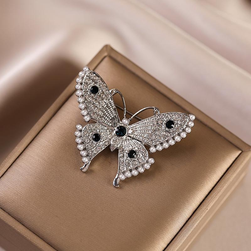 

Брошь Французская Бабочка из Жемчуга и Страз с Ощущением Высокого Класса, Легкой Роскоши и Элегантным Стилем