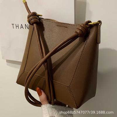 French Niche Design Bag Women's 2025 New Fashion Bucket Bag Crossbody Bag Retro One-shoulder Commuter Mother-in-law Bag