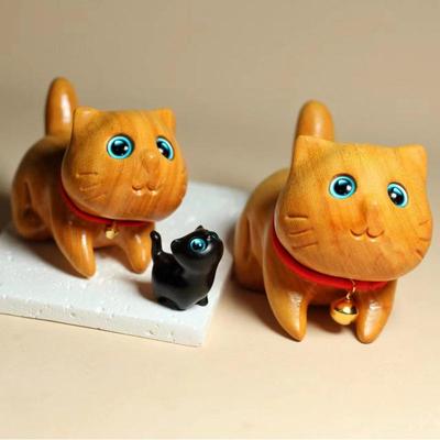 Geschnitzte Sandelholz-Figur einer selbstbewussten Katze: Süßes Cartoon-Kätzchen Handgefertigtes Geschenk