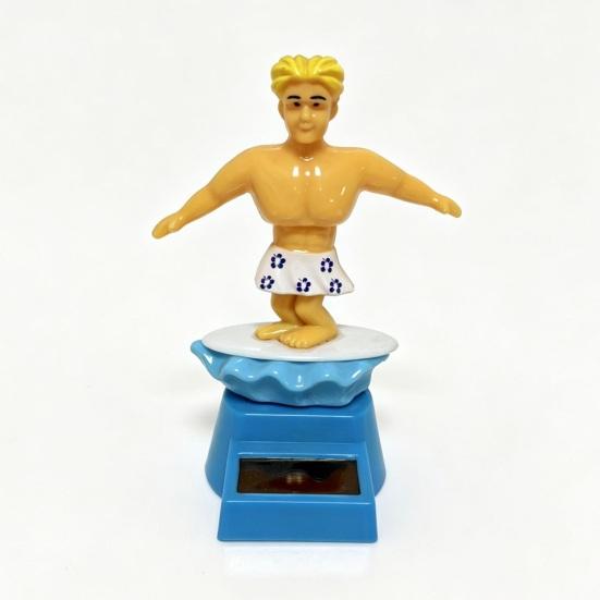 Surfer Boy Solcellsdriven Bil Nickleksak, Tecknad Bobblehead för Instrumentbräda, Automatisk Gungande Skakande Figur för Kontor
