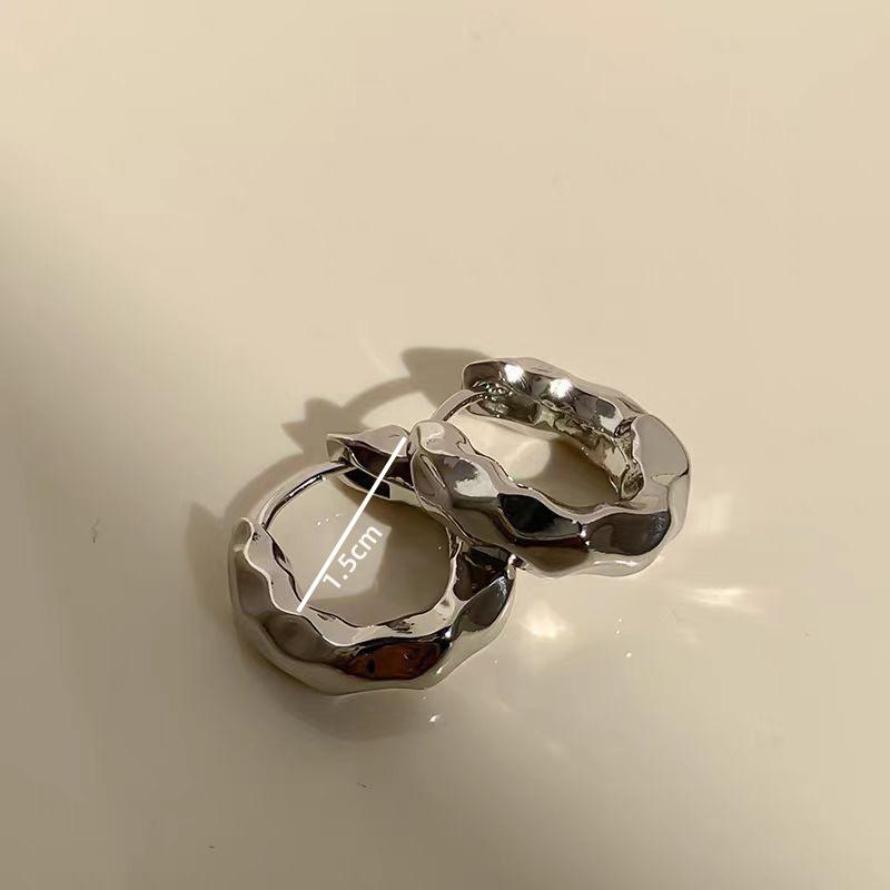 

Элегантные серьги с металлической текстурой: Минималистичный холодный стиль, высококачественные ушные клипсы, уникальный дизайн для женщин