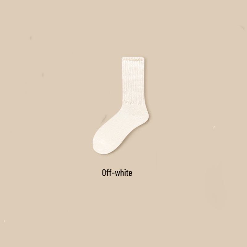 Chaussettes mi-tubes blanches à fil épais pour femmes pour le printemps/automne et chaussettes mollet en laine tricotée grise pour l'automne/hiver.