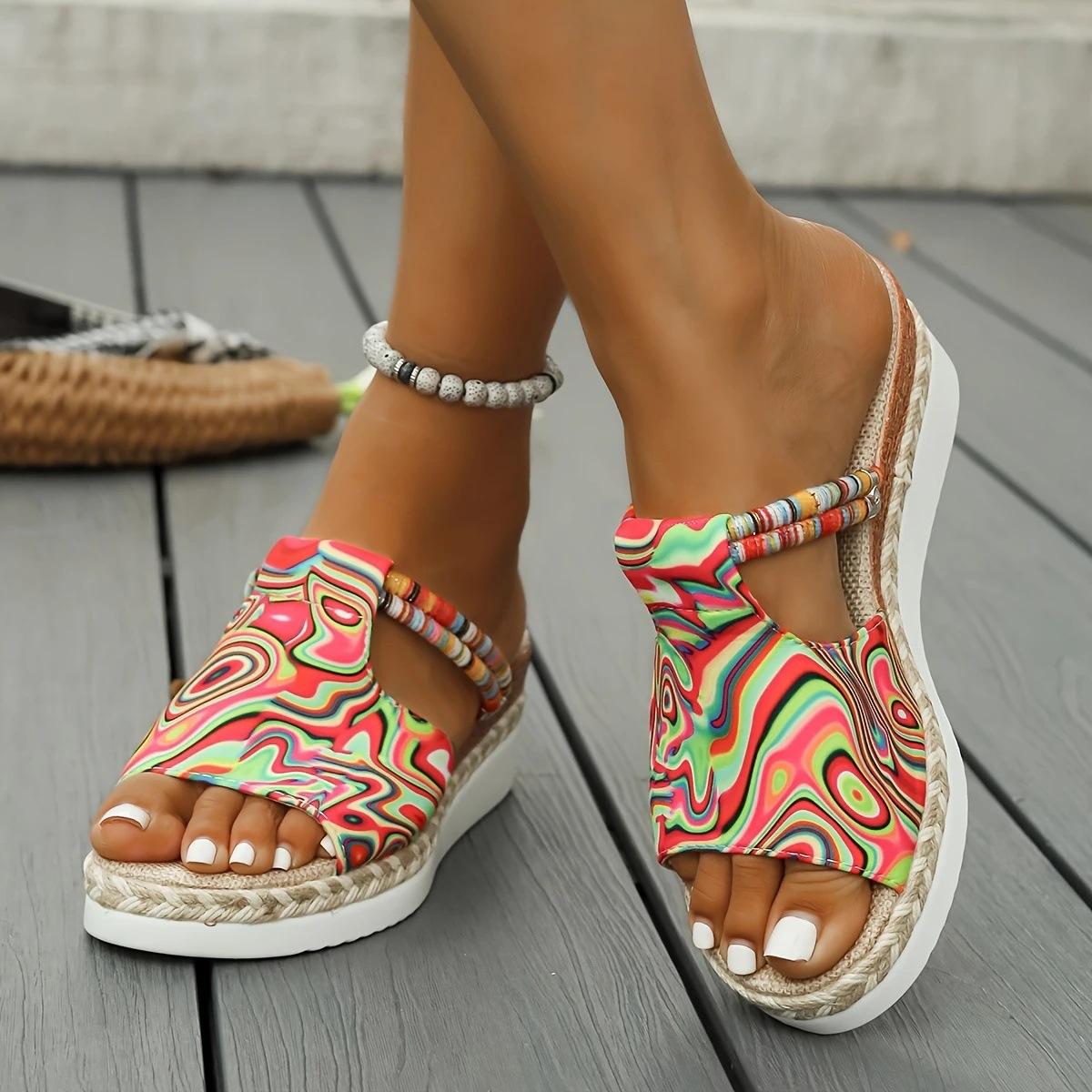 

Модные радужные сандалии на танкетке с граффити для женщин Лето 2025 Сандалии на платформе с открытым носком Женские сандалии на ремешке с пряжкой Толстая подошва Пляжная обувь 36