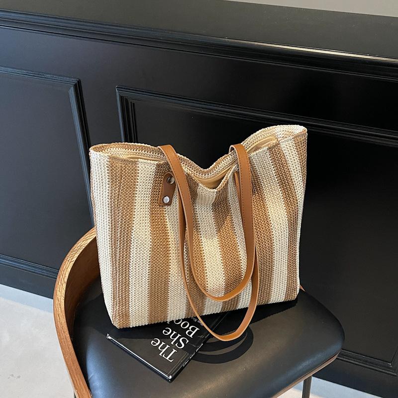 Large capacity fashionable hand-held straw bag women's new Korean version striped shoulder bag vacation leisure beach bag