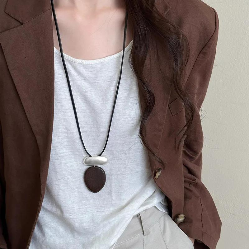 Vintage Ovales Hölzernes Y2K Anhänger Halskette für Damen Minimalistischer Mattes Metall Block Verstellbare Leder Kordel Pullover Kette Schmuck