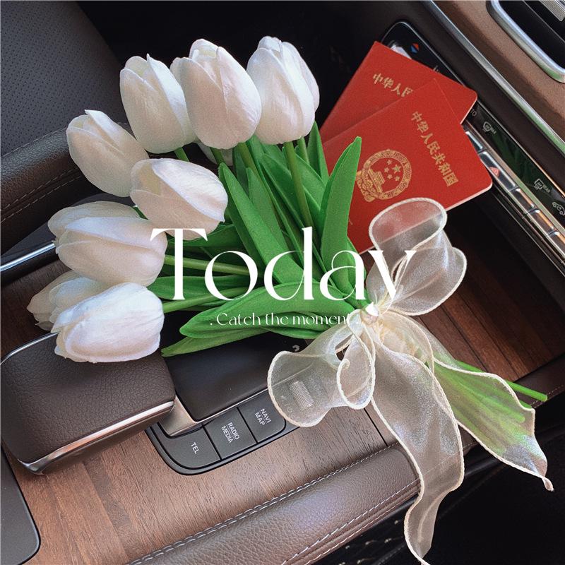 Свадебный букет из тюльпанов для свадеб или выпускных фотосессий