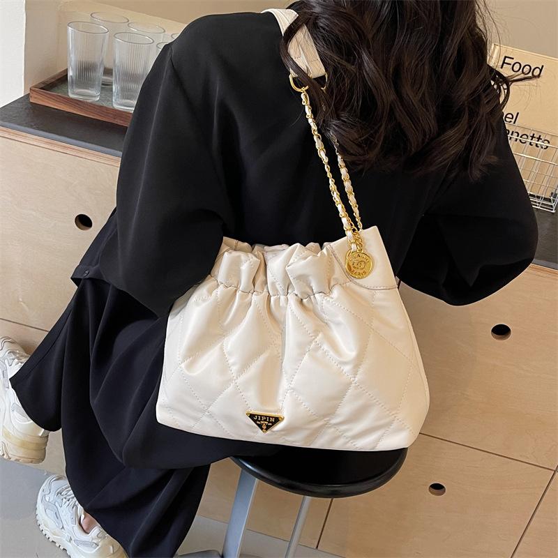 Xiaoxiangfeng Diamond-shaped Chain Bucket Bag, Trendy and Fashionable Tote Bag, Large-capacity Underarm Bag