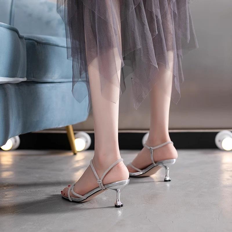 Sandale de vară cu toc mediu pentru femei 2025 modă nouă versatile cu strasuri stil roman cu fustă cu vârf deschis stiletto tocuri înalte