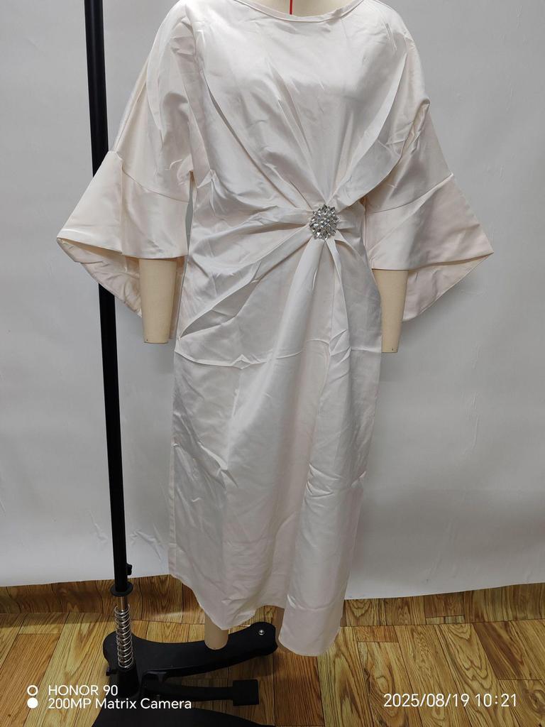 2025 Elegantes Satin-Kleid mit Perlenblumen-Dekoration für Damen