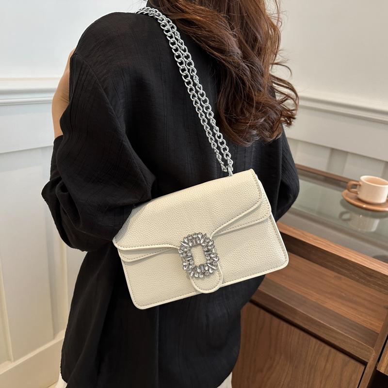 Modern Crossbody Chic Bag In Classic Colors Featuring Elegant Chain Strap And Soft Texture