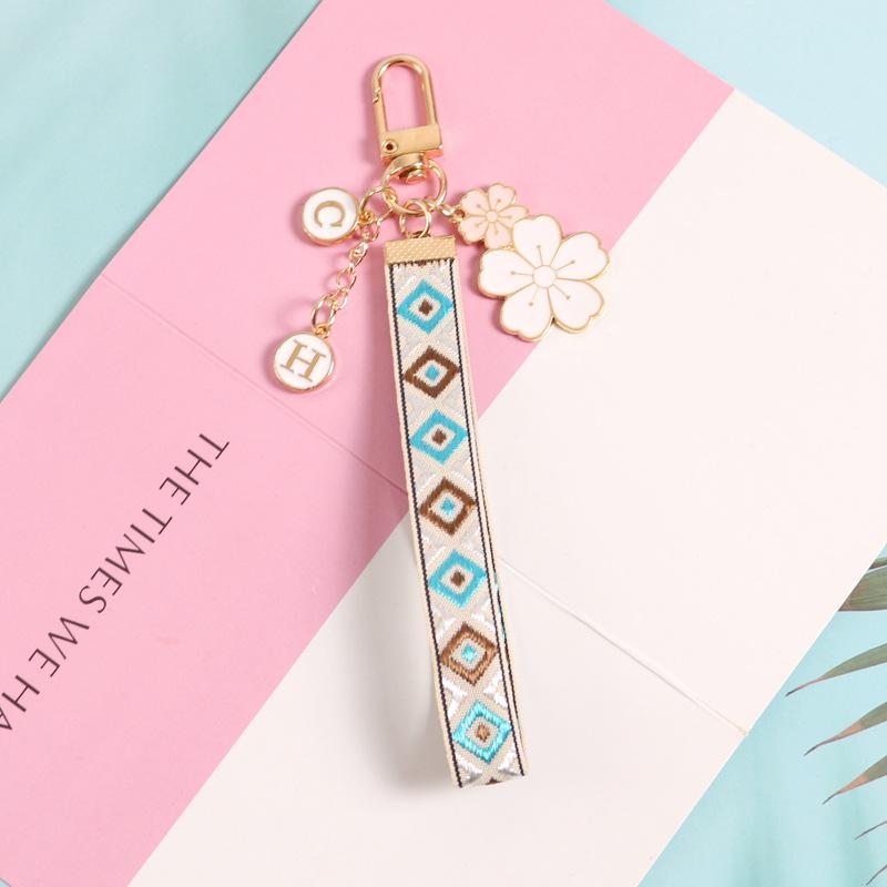 Милый клетчатый узорчатый брелок для ключей с модной буквенной цепочкой — фото 8