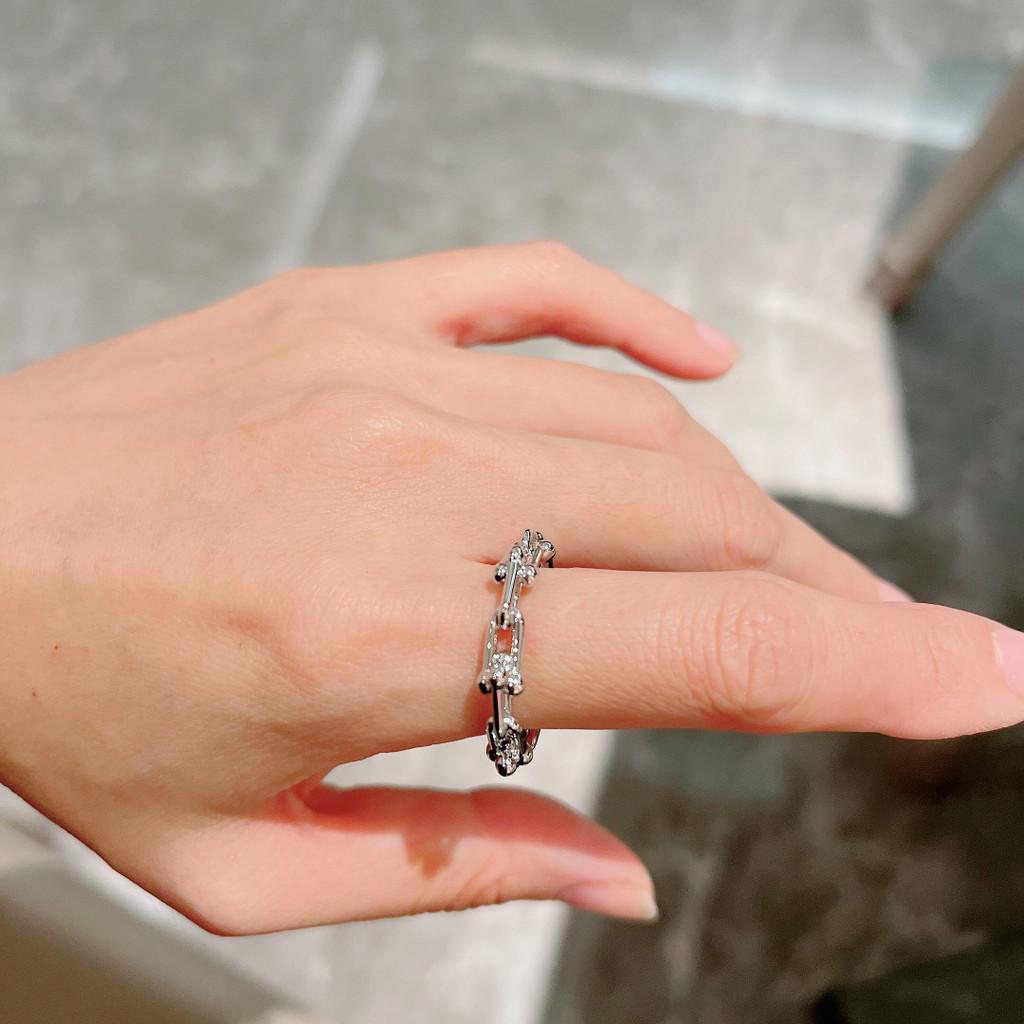 The ring is made of aurous material, which is breathtakingly beautiful. This summer, the hottest new item is the dual color electroplating 18k