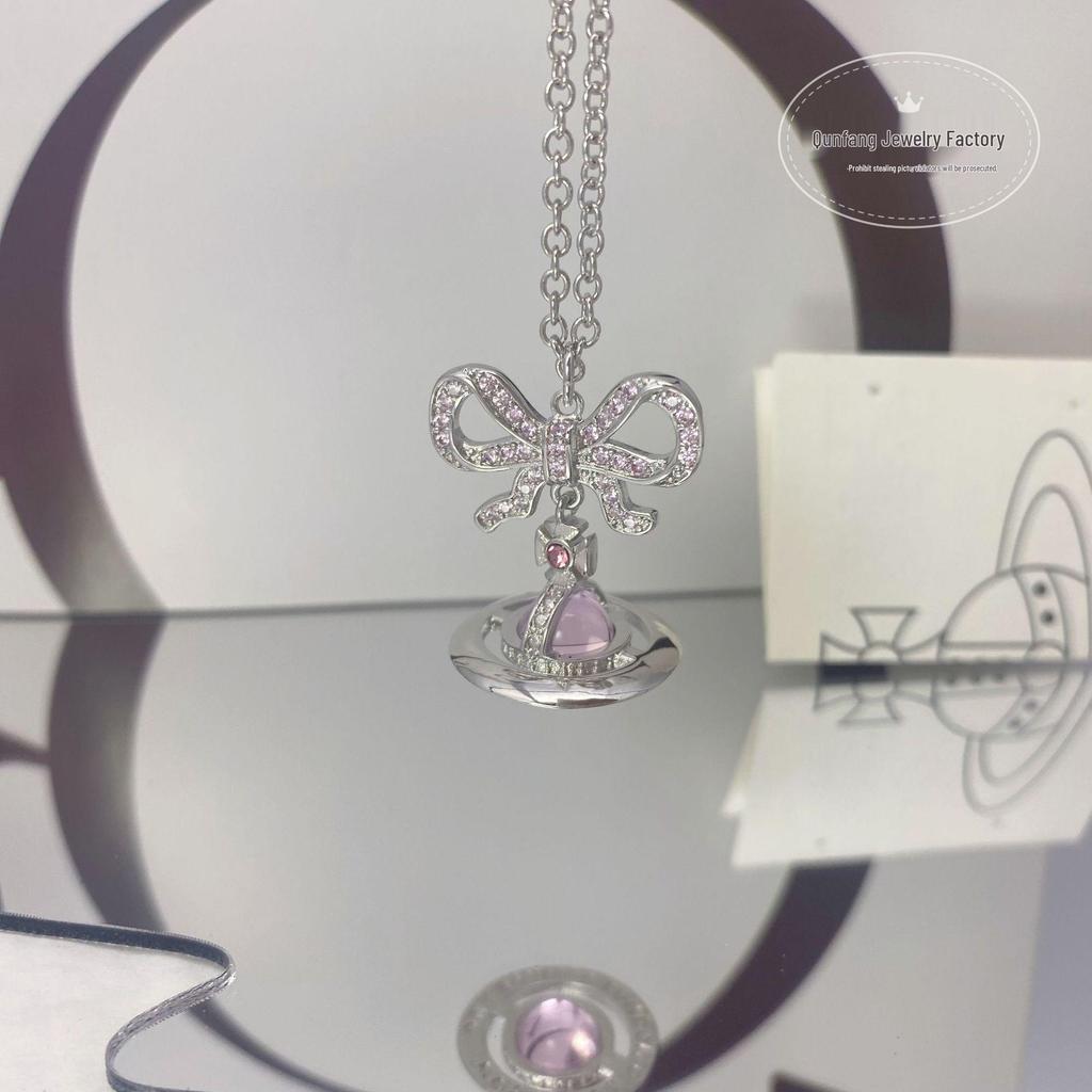 Vivienne Westwood Rosa rosett Orb halsband: Damernas Högkvalitativa 3D Saturnus Nyckelbenskedja med Basketbollberlock.