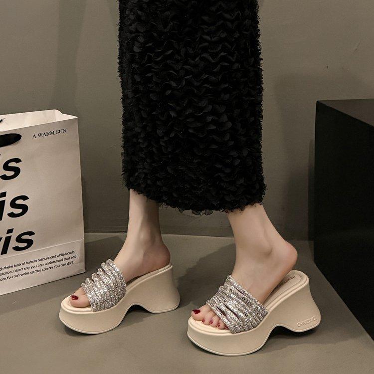 Thick-soled heightened sequins, high-heeled cool slippers for women's summer wear 2025 new models with skirts, not tired feet, beach one-word drag