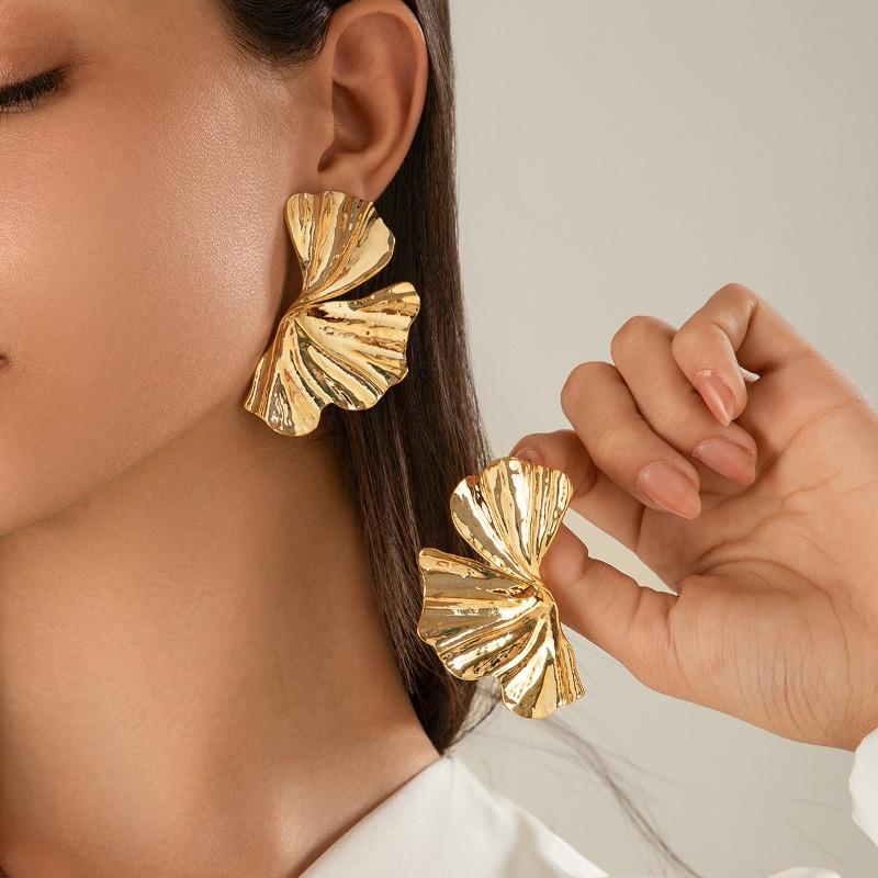 Exaggerated metal ginkgo biloba stud earrings, trendy girl sweet cool wind shell pattern earrings