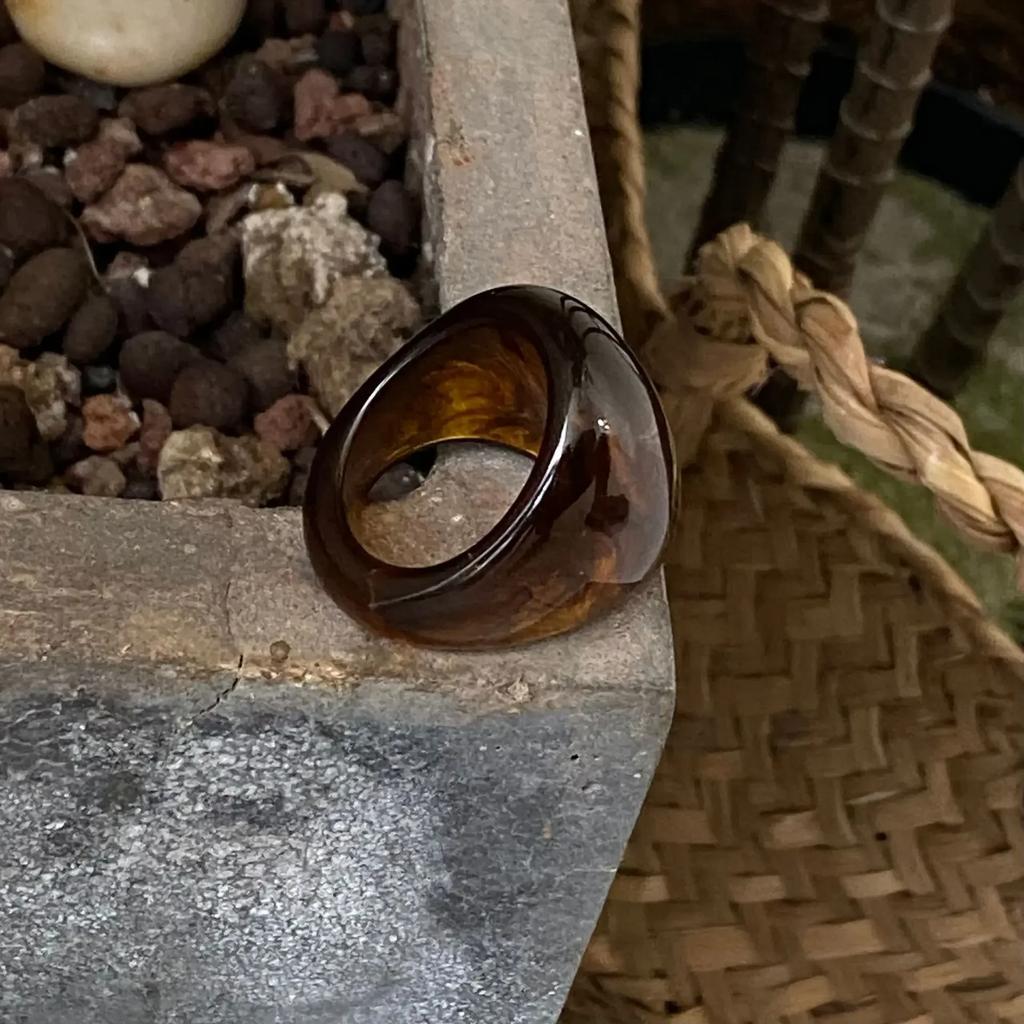 New Vintage Trendy Large Finger Rings for Women Exaggerated Amber Color Resin Temperament Geometric Finger Ring Punk Jewelry