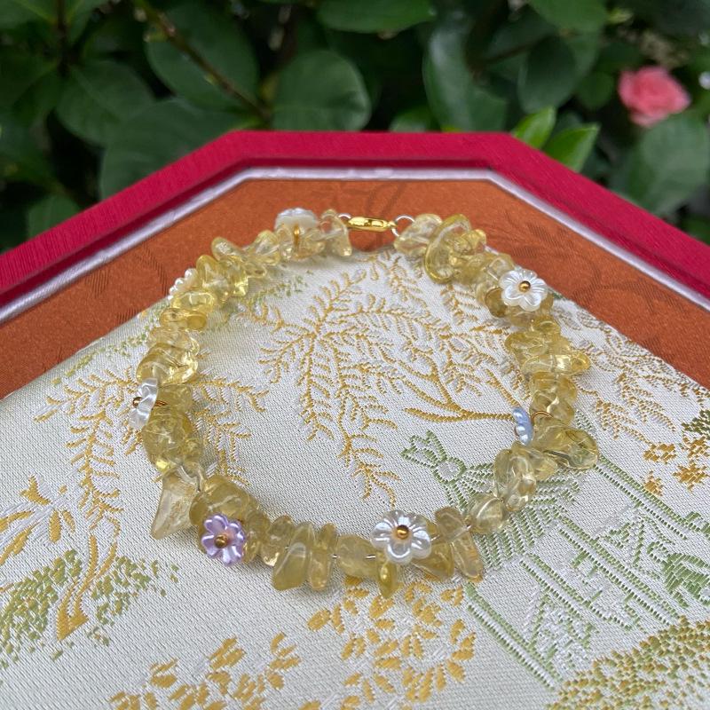 Gelbes Armband aus natürlichen Kristallchips - Originalstil