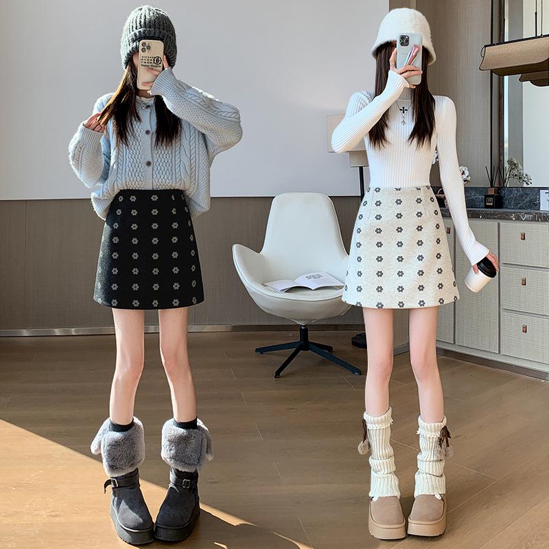 High-Waist Woolen A-Line Skirt: Cozy Autumn-Winter Style with Sweet, Slimming Fit