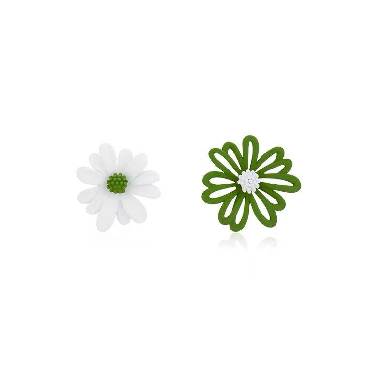 Элегантные асимметричные серьги-пусеты с цветком ромашки — очаровательный подарок для женщин