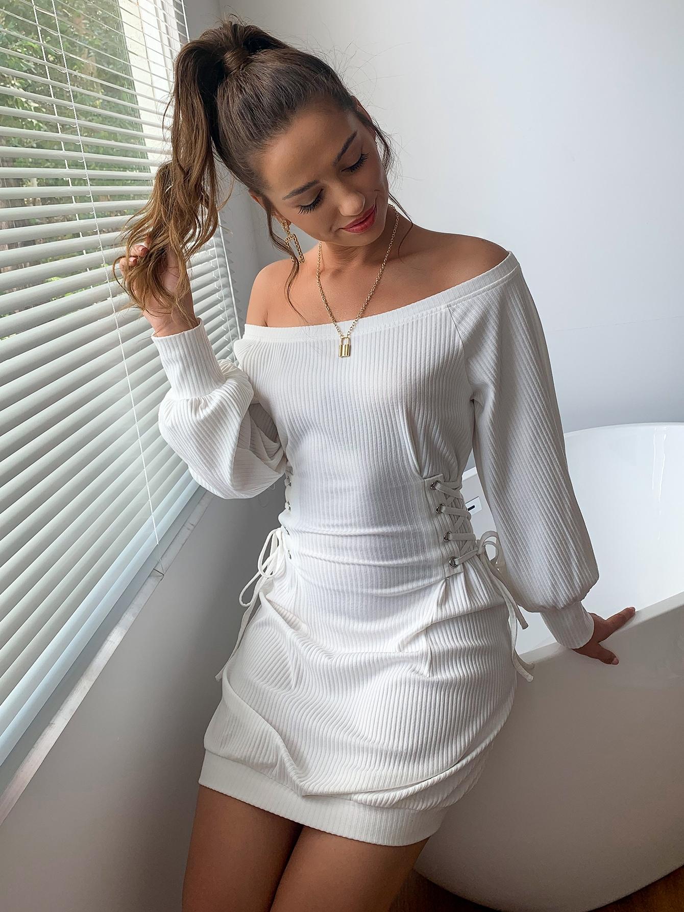 

Платье с однотонным поясом и пышными рукавами