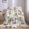 Beiger Bär & Blaue Schleifen Flanelldecke Warm Weich Halloween Weihnachten Sofa Warm Gemütlich Dekorative Deko Geschenk für Jede Jahreszeit