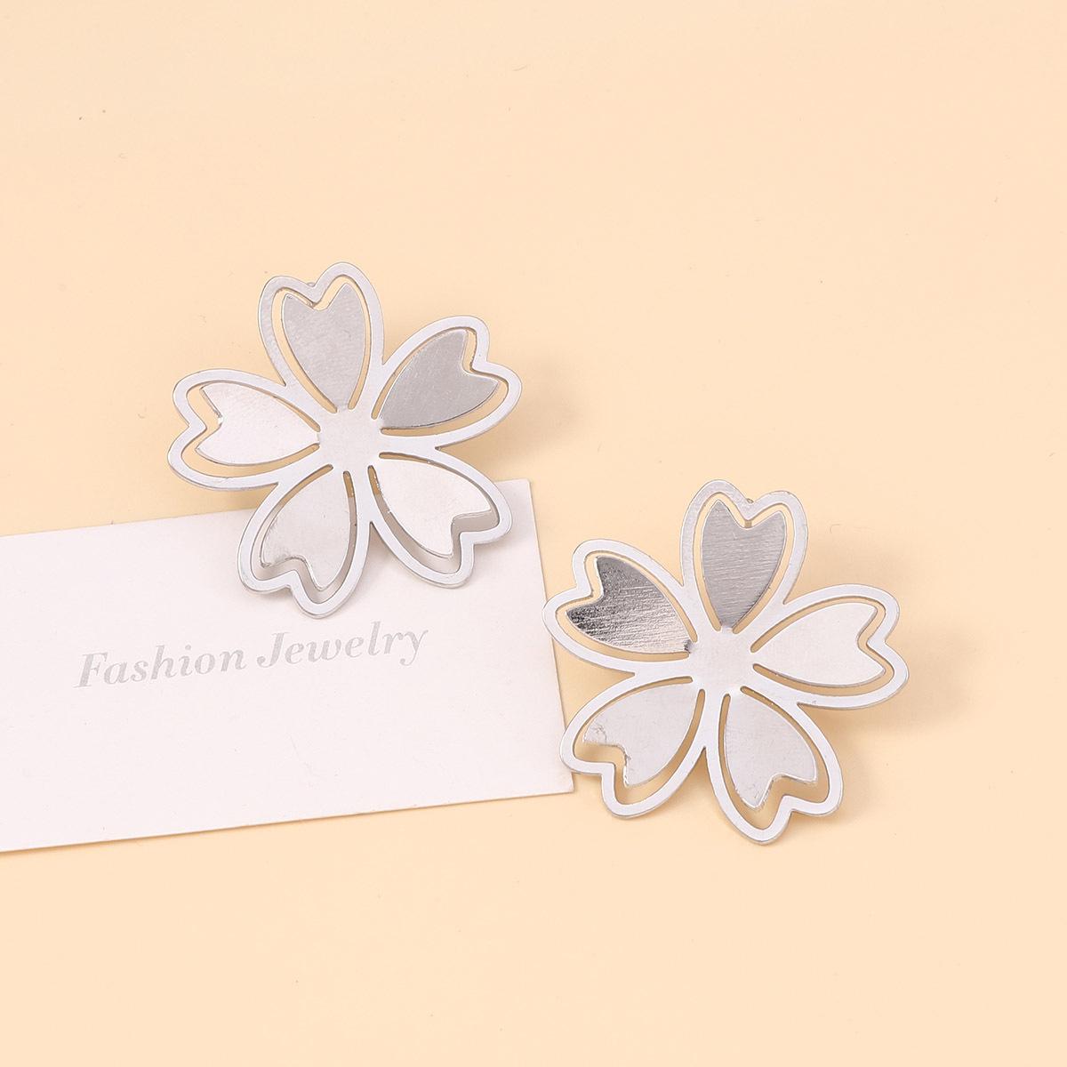 

Simple and retro double-layer smooth metal micro-hollowed-out clover stud earrings, a versatile, fashionable and trendy street style