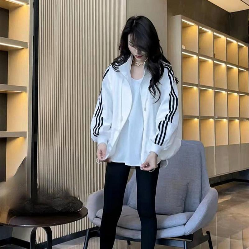 Koreanische Version der drei Balken Kapuzenjacke Damen Frühling und Herbst kurze lässige Sport Charge Jacke Baseball Jacke