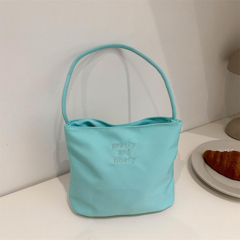 Modna torebka na ramię w kolorze cukierkowym na rok 2024: Stylowa codzienna torebka typu bucket pod ramię dla kobiet