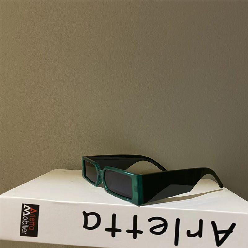 

Модные солнцезащитные очки в квадратной оправе 2024 года null зелёный