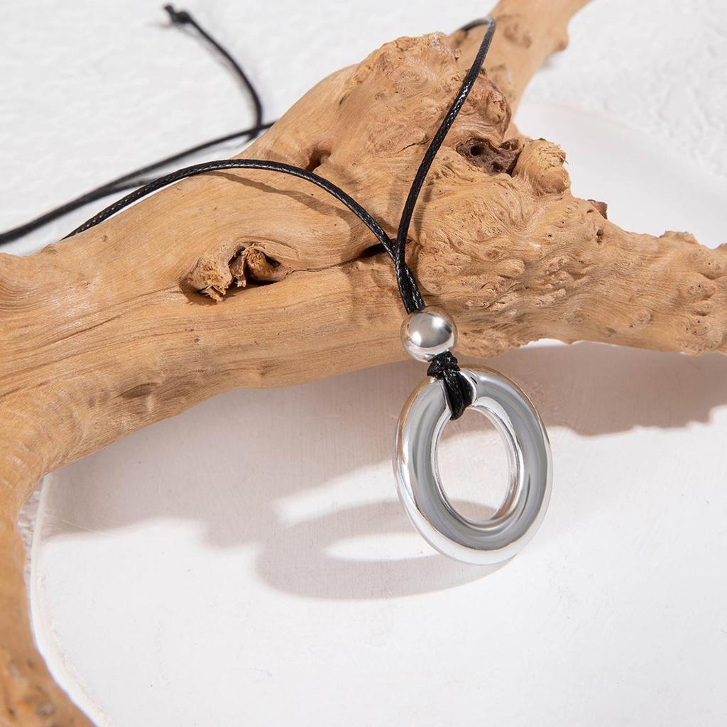 Simple and Fashionable Geometric Ring Pendant Necklace, Women's Jewelry, Personalized and Versatile Necklace