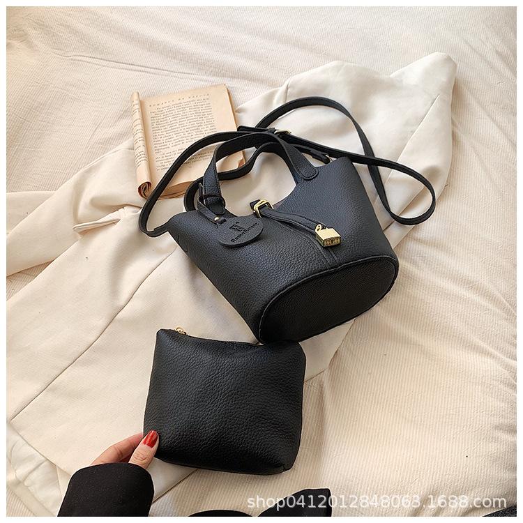 Retro Portable Bucket Bag Women's 2025 New Fashion Versatile Messenger Bag Popular Single Shoulder Commuter Bag