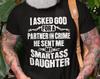 Ich bat Gott um einen Komplizen Shirt Er schickte mir eine freche Tochter T-Shirt Lustiges Papa Shirt Mama Geschenke Vatertag Lustiges Shirt Geschenk für Papa