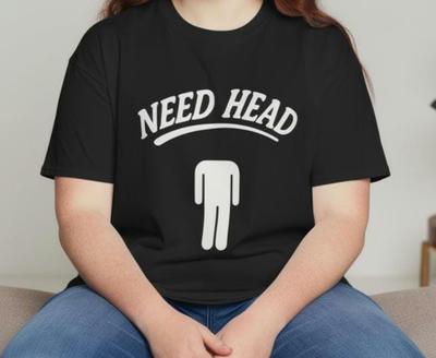 Grappig "Need Head" T-shirt voor Mannen & Vrouwen, Humoristisch Grafisch T-shirt, Cadeau-idee, Unieke Casual Kleding, Perfect voor Grappenmakers, Humor Cadeau T-shirt