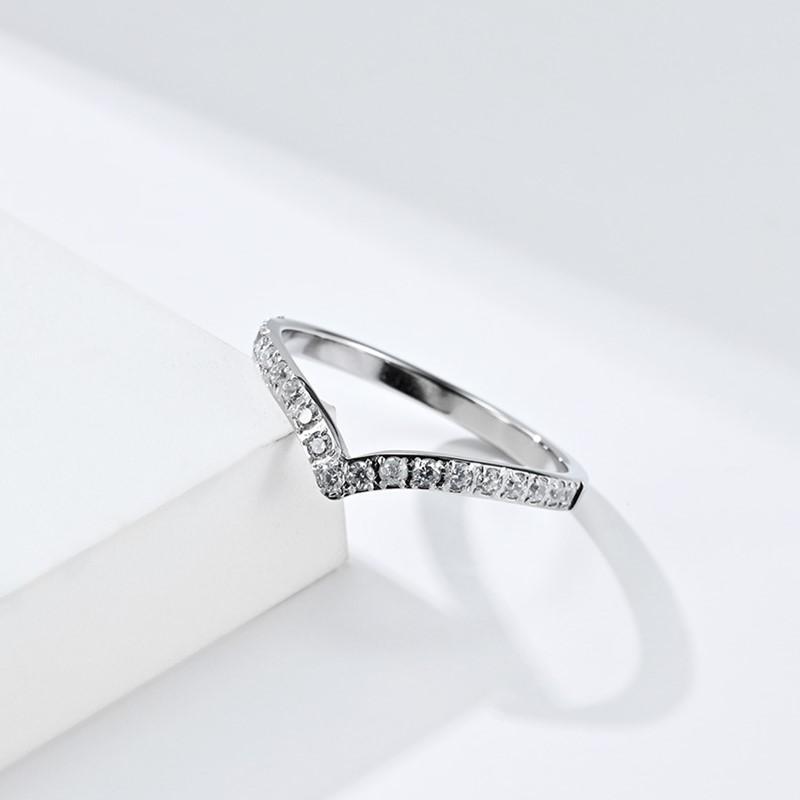 2mm Dünner V-förmiger Pave CZ Stapelbarer Ring Edelstahl Ehering für Damen Mädchen Größe 5-10