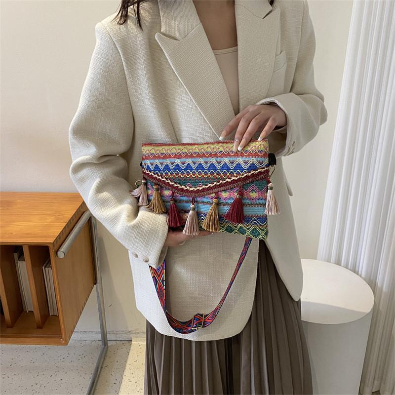 Chinese Art Canvas Envelope Purse With Tassels And Zipper Closure For Casual Use