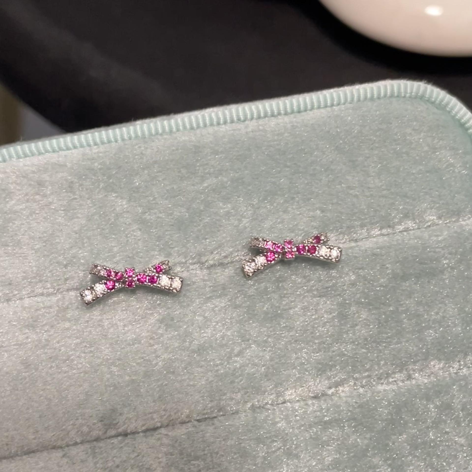 Цветная титановая серьга-гвоздик с циркониевым бантом: Чистый, Прохладный, Милый Дизайн с Плоской Стороной