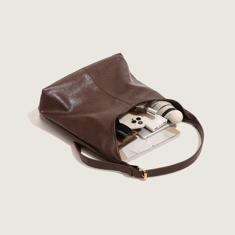 Korean Style Trendy Tote Bag: Large Capacity, Versatile Casual Commuter Bag for Women, Simple Retro Underarm Design, Mother-and-Child Friendly.