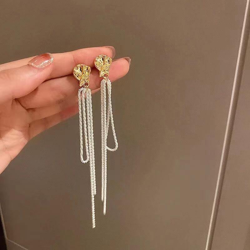 Light luxury high-end sense gold long fringed temperament earrings fashionable atmosphere versatile stud earrings personalized daily earrings