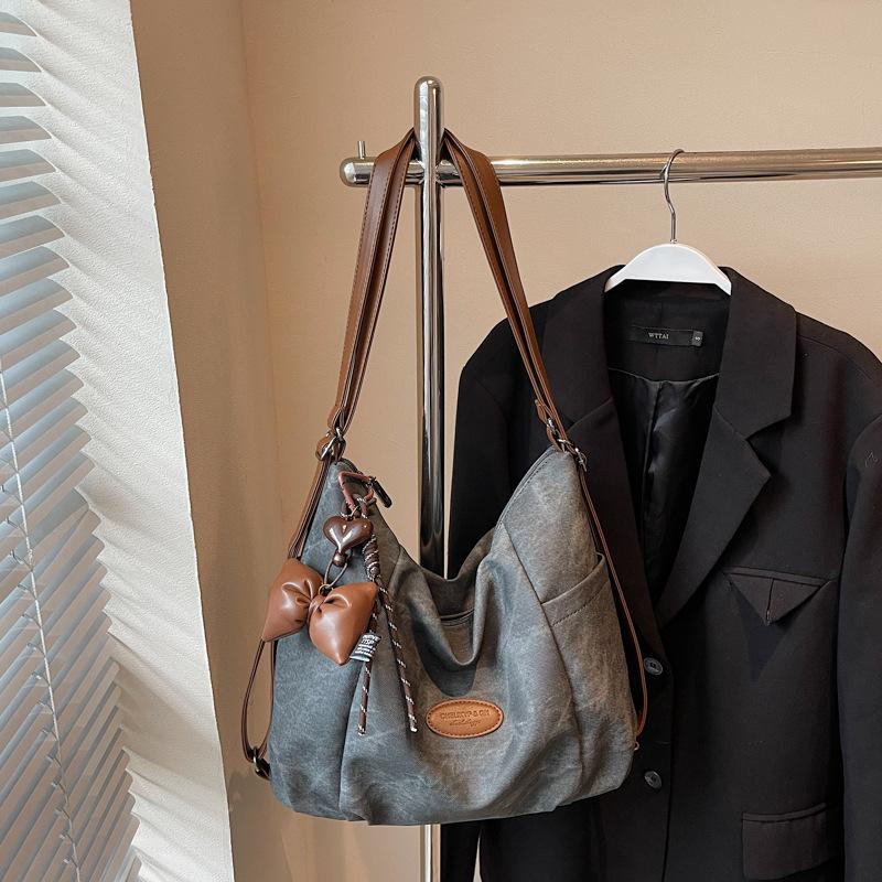 Large capacity casual underarm bag women's new autumn shoulder bag college students commuting backpack