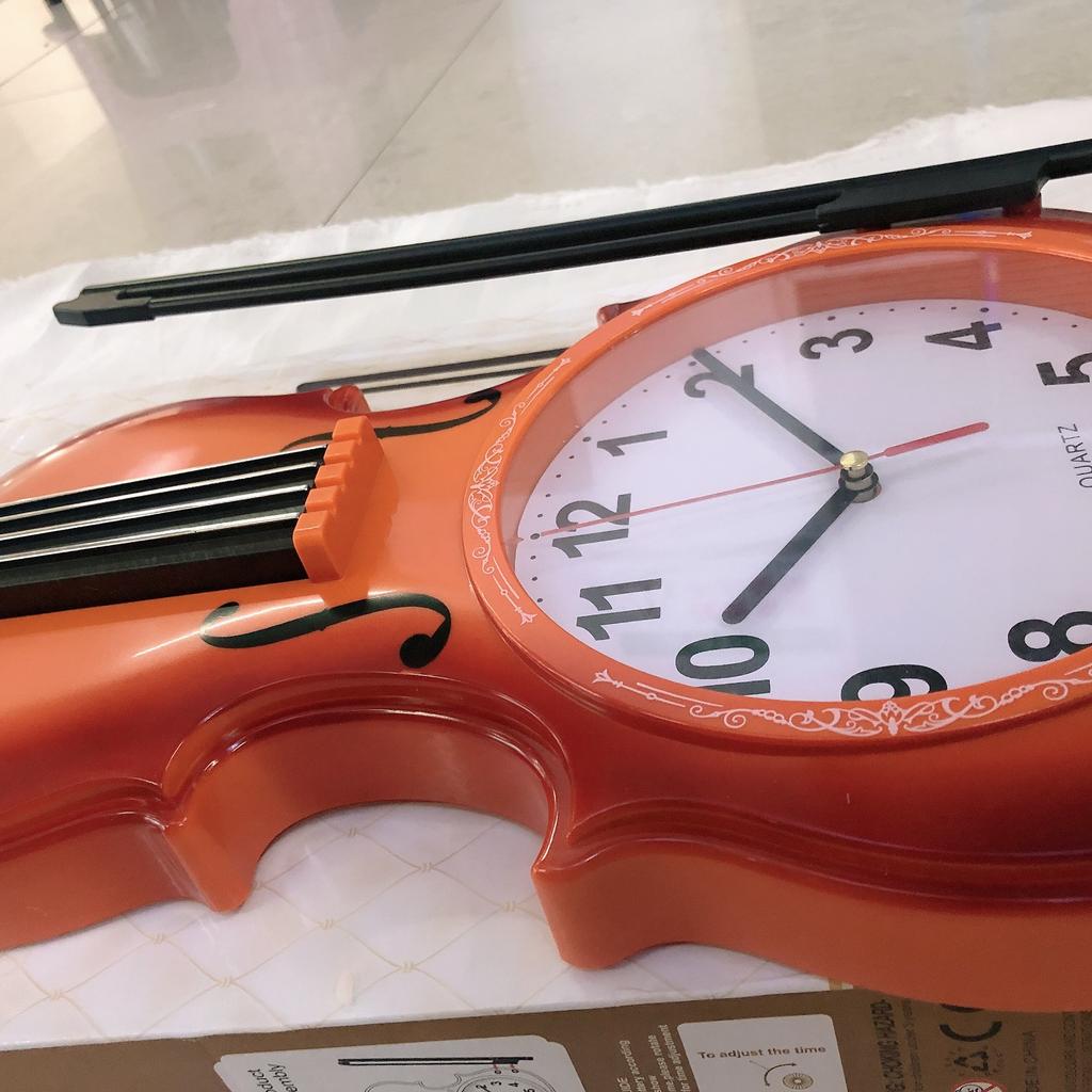 Simulated violin model living room wall clock art nostalgic decorative office pendulum clock