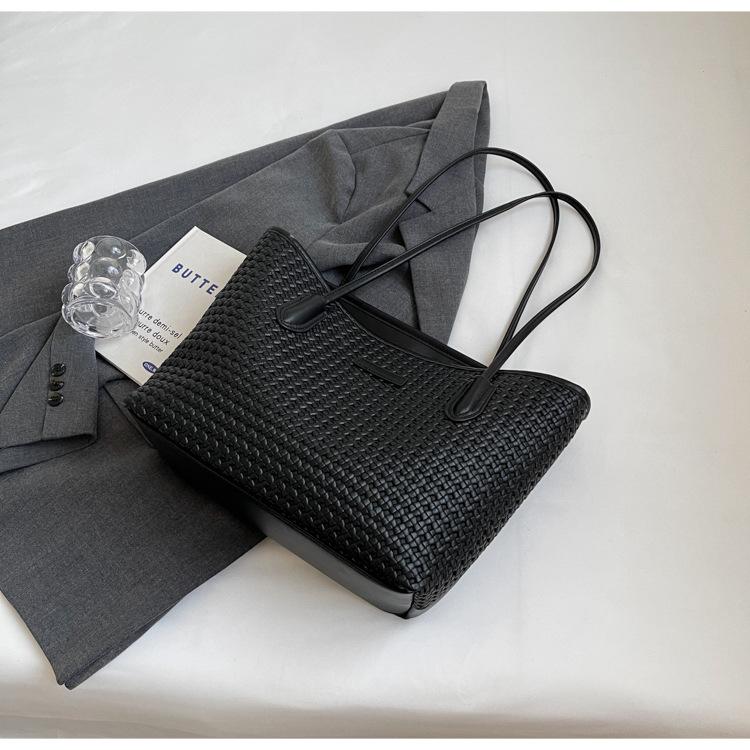 2025 commuter portable large-capacity bag women's new Korean version casual underarm tote bag retro fashion shoulder bag