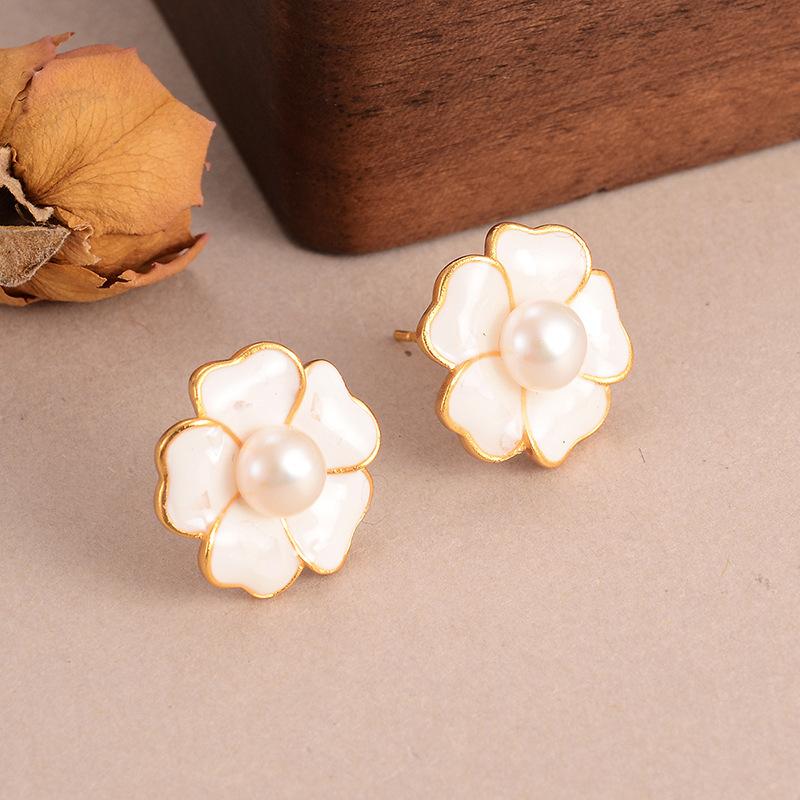 Kolczyki w kształcie kwiatów z naturalnymi perłami to proste, małe, świeże i ekskluzywne kolczyki wkrętki w wielu kolorach, wszechstronne i dodające ekskluzywnego charakteru, dla kobiet