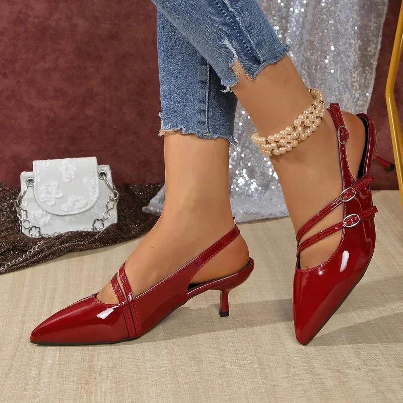 Mode Klein Nischendesign Französische schwarze Kappe Sandalen für Damen 2025 neue Sommer spitze hohe Absätze für Damen