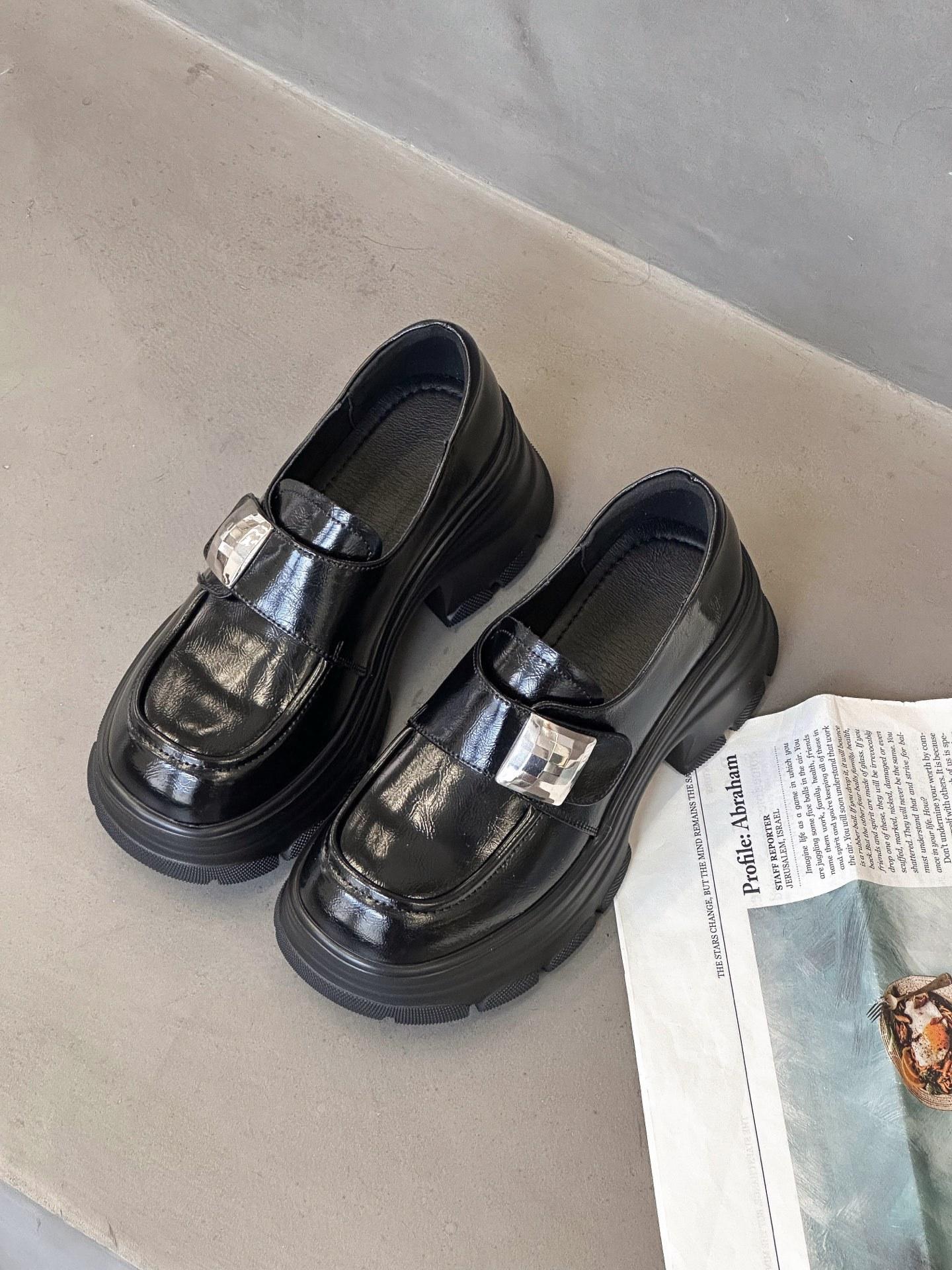 

Лоферы женские 2025 новая мода универсальные толстая подошва увеличивающие рост легкие мягкая подошва шнуровка нишевые одинарные туфли маленькие кожаные туфли 39 чёрный