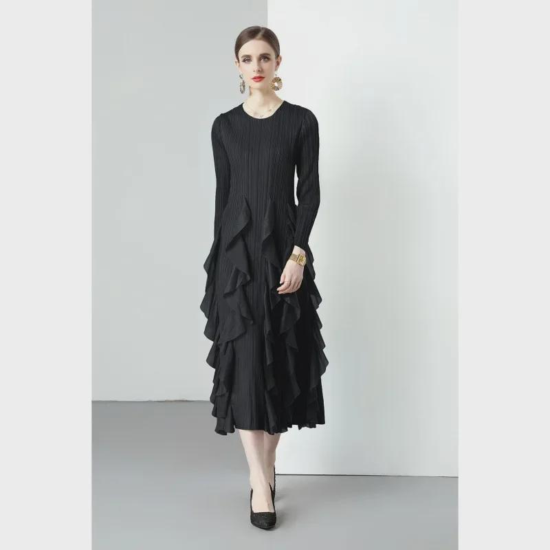 Miyake 2024 Plisowana sukienka z falbaną: Okrągły dekolt, Długie i krótkie rękawy, Wysoki stan, Wąski krój, Elegancki design