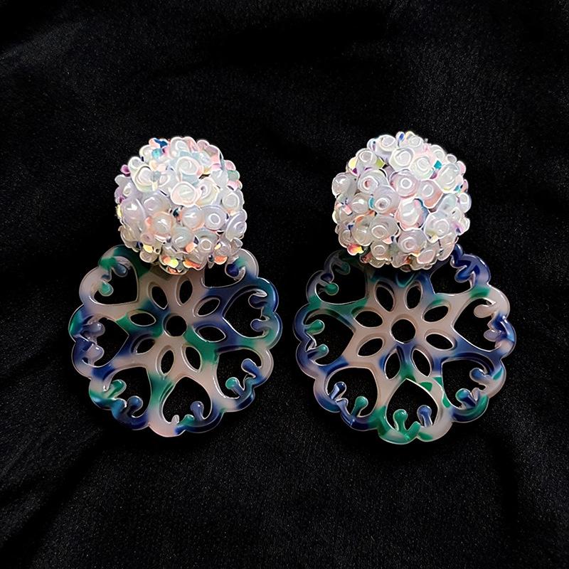 Retro Resin Glass Flower Stud Earrings: Vintage Holiday Style for Women