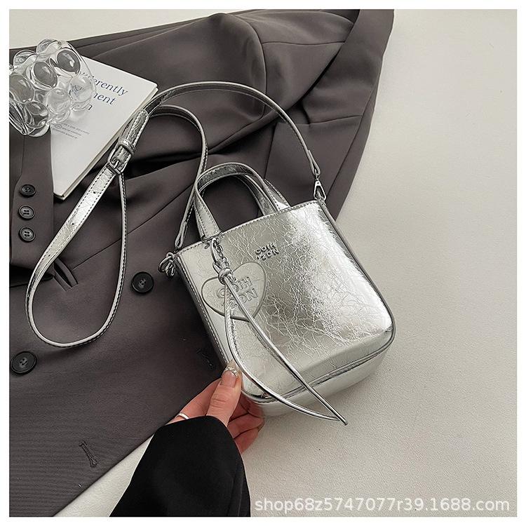 Niche light luxury hand-held small square bag women's 2025 new trendy love simple mobile phone bag high-end crossbody bag