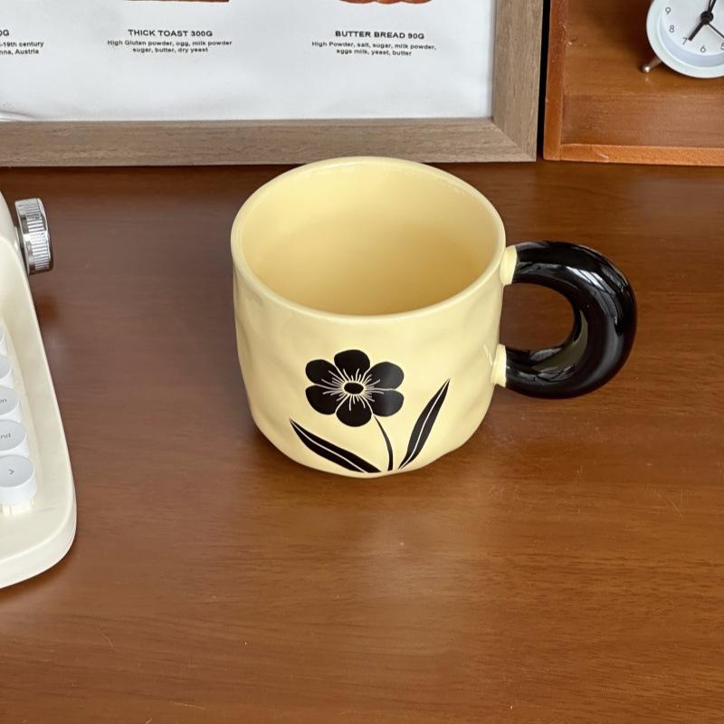 

Birthday gift for girls, high-value flower ceramic mug with lid, creative and practical girlfriend s souvenir 401-500ml