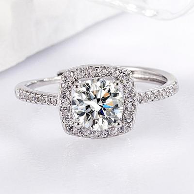 Bague tendance avec un design unique et des détails incrustés