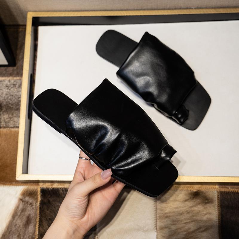 

Нишевые дизайнерские тапочки женские для улицы 2025 новая летняя складная махровая пляжная плоская с закрытым носком сандалии 40